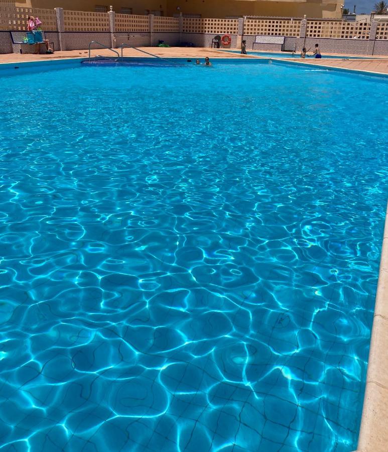 La Manga km 0, pisos estudios - planta baja - 100m de la playa - studio flats - ground floor - 100m from the beach, cada con bicis & tabla SUP, piscina & pádel & tenis & más - each with bikes & SUP board, pool & paddle & tennis & more - Chambres d'hôtes La Manga del Mar Menor