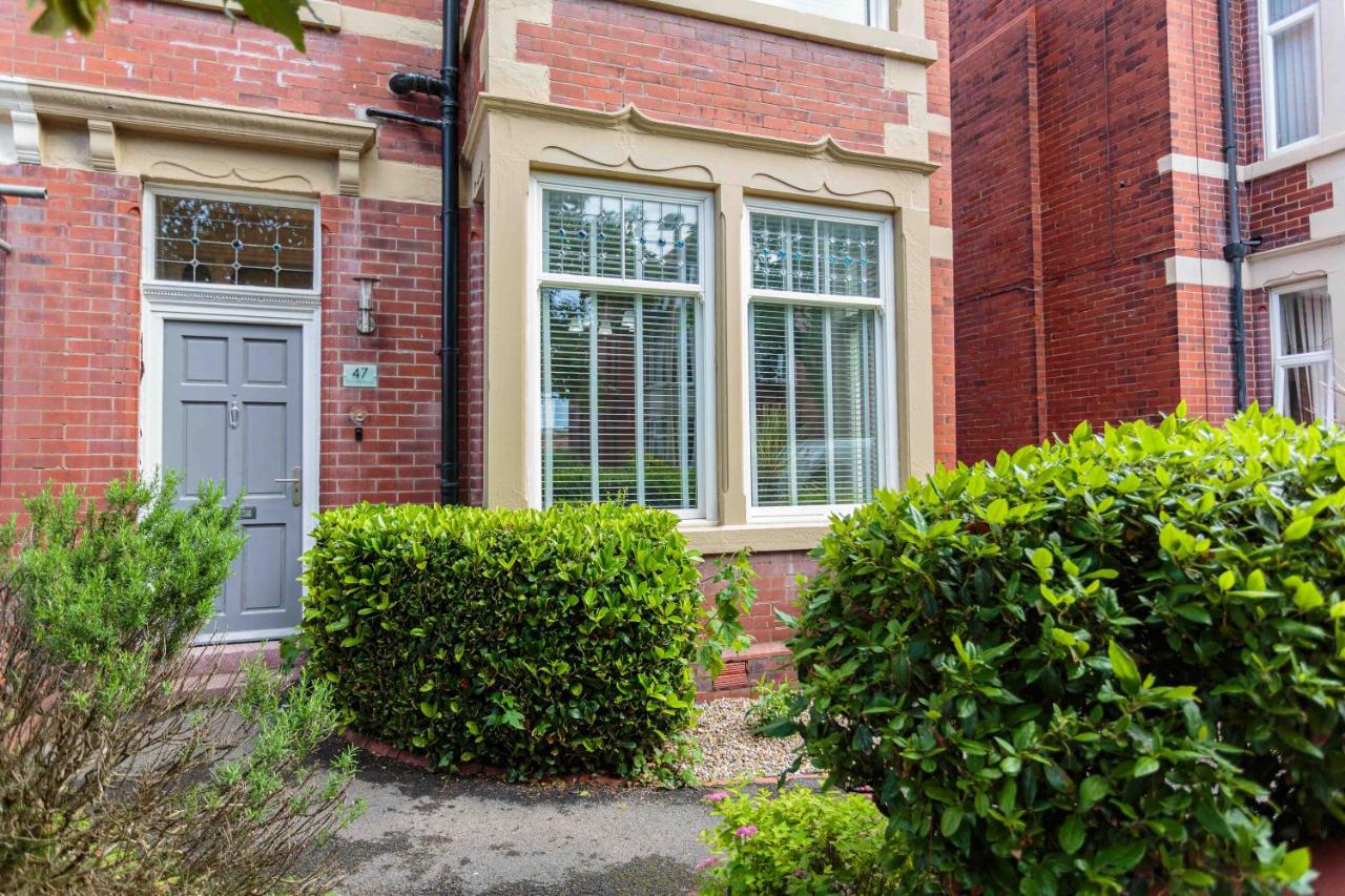 Stylish Lytham 5 Bedroom 3 Bathroom House with Hot Tub - Bed and Breakfast