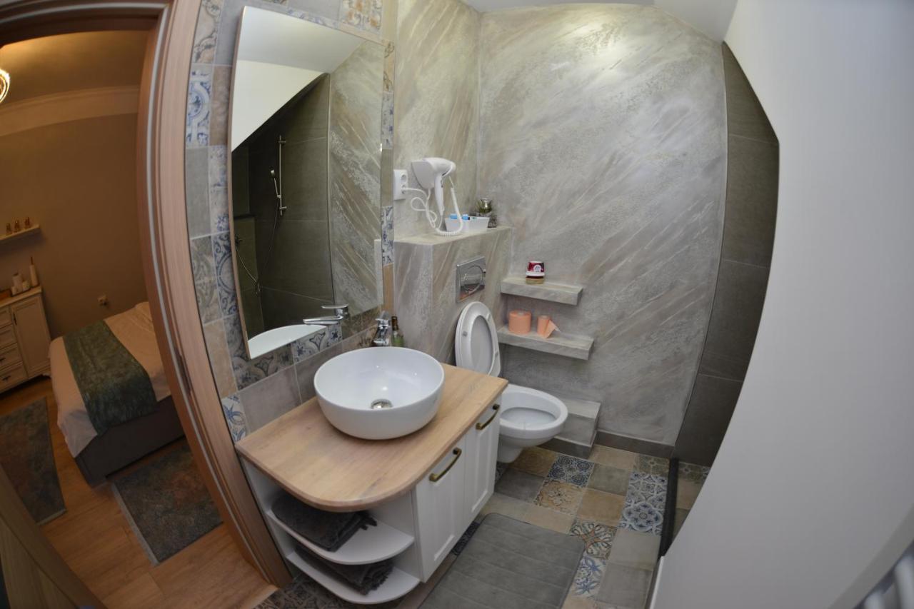 Deluxe Room (2 Adults + 1 Child)