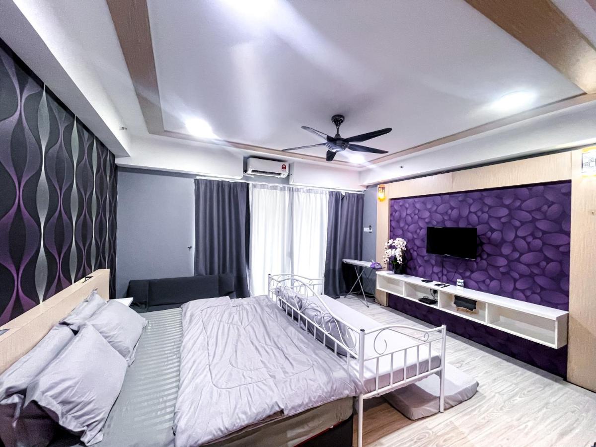 Estudio con cama extragrande y sofá cama