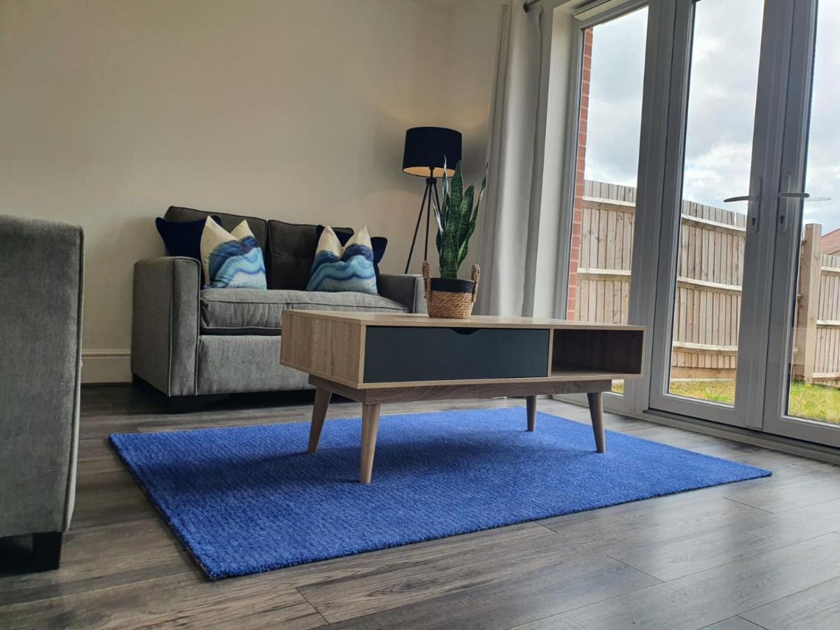 B&B Luton - Cheerful 4 - Tranquil Oasis Modern and Spacious Retreat 4-Bedroom with Private Parking and Serene Gardens - Bed and Breakfast Luton