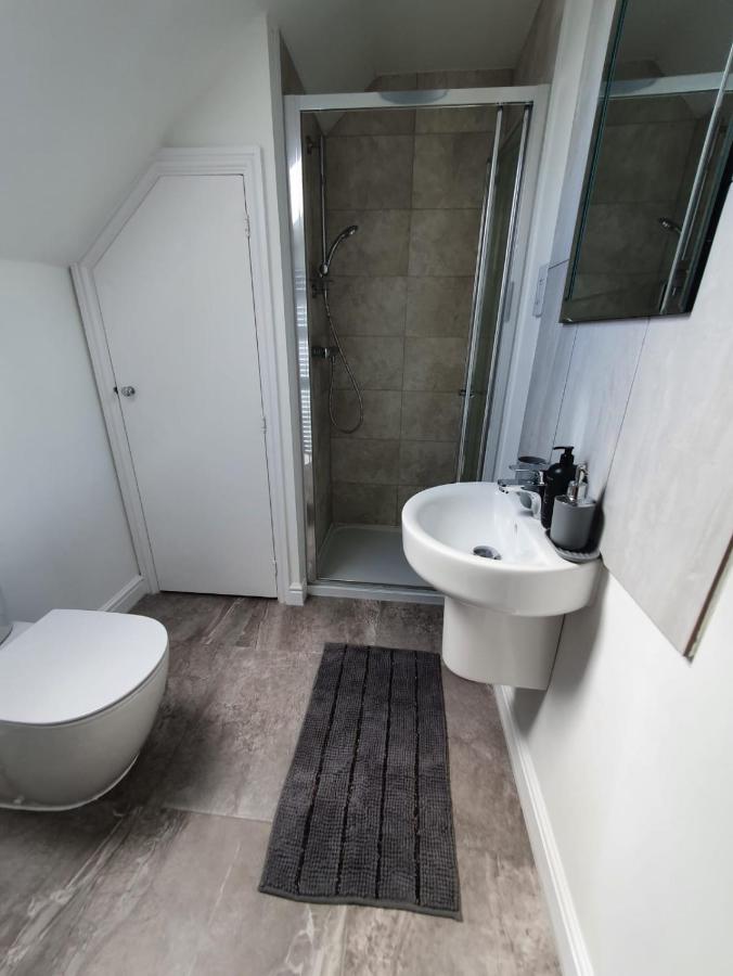 Cheerful 4 - Tranquil Oasis Modern and Spacious Retreat 4-Bedroom with Private Parking and Serene Gardens - Chambres d'hôtes Luton