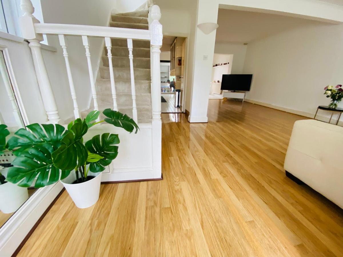 Cheerful 4 Bed House in Mill Hill - Bed and Breakfast