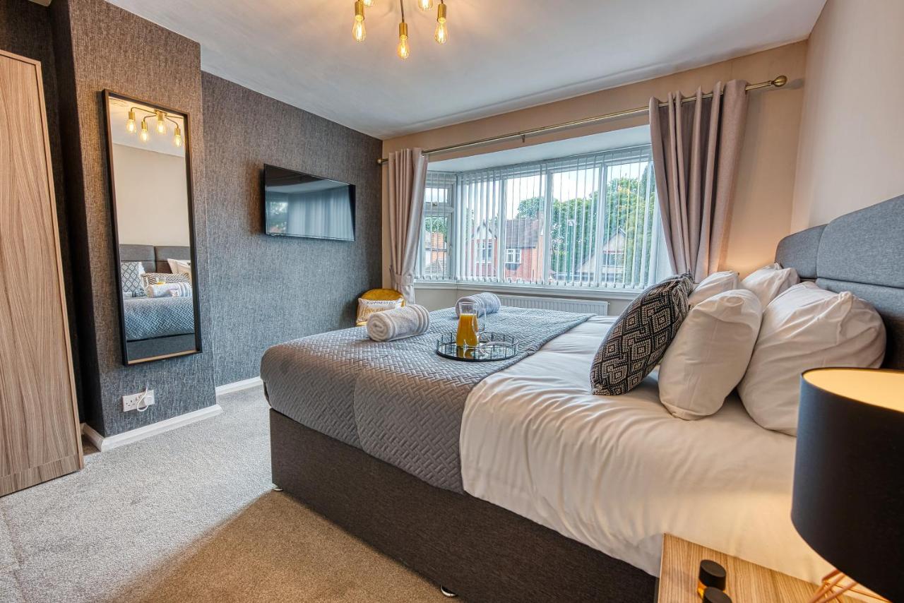 B&B Solihull - Stunning 5 Bed House - Sleeps 9, Central Solihull, NEC, JLR, HS2, Resorts World, Airport Business and Leisure Stays, - Bed and Breakfast Solihull