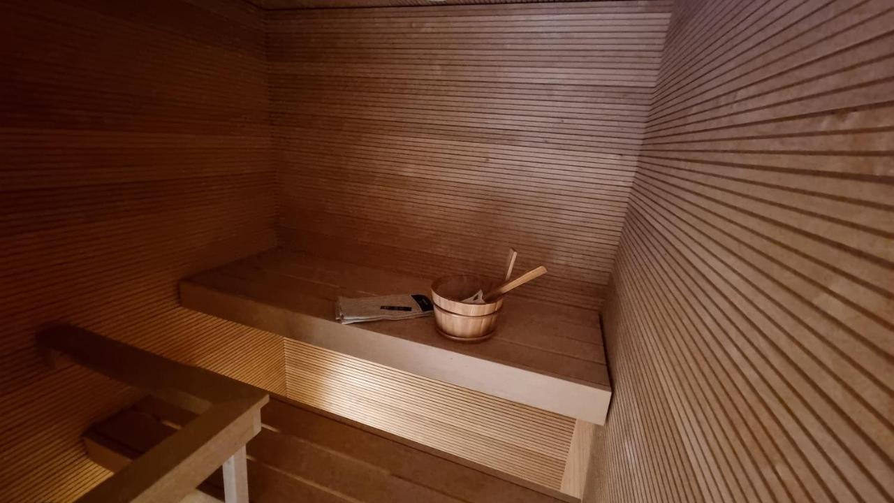 Uusi, avara, saunallinen keskustakaksio - B&B