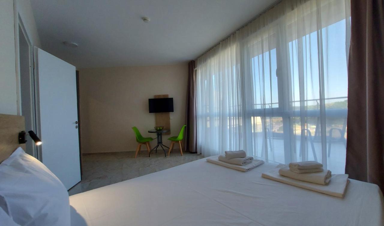 Estudio con vistas a la piscina