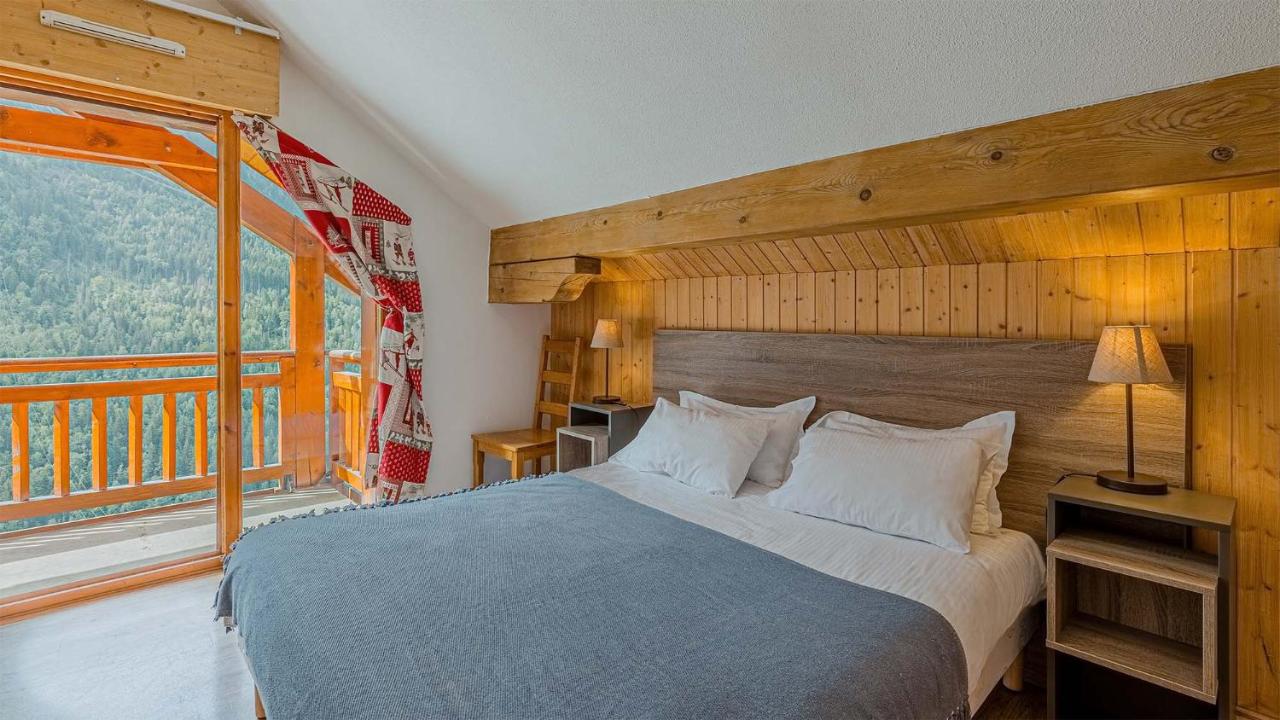 One-Bedroom Apartment with Sleeping Alcove