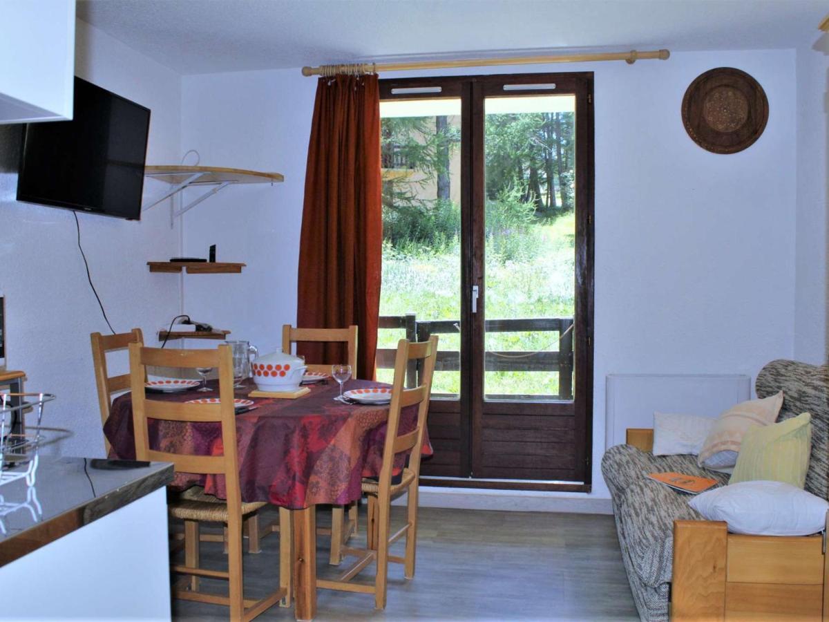 Appartement T2 calme avec balcon sud, parking gratuit, navette proche - 4 couchages à Risoul 1850 - FR-1-330-520 - Bed and Breakfast