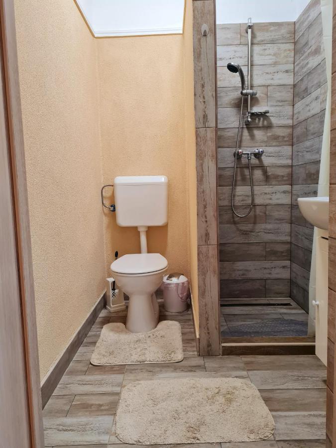 Habitación con cama grande y balcón