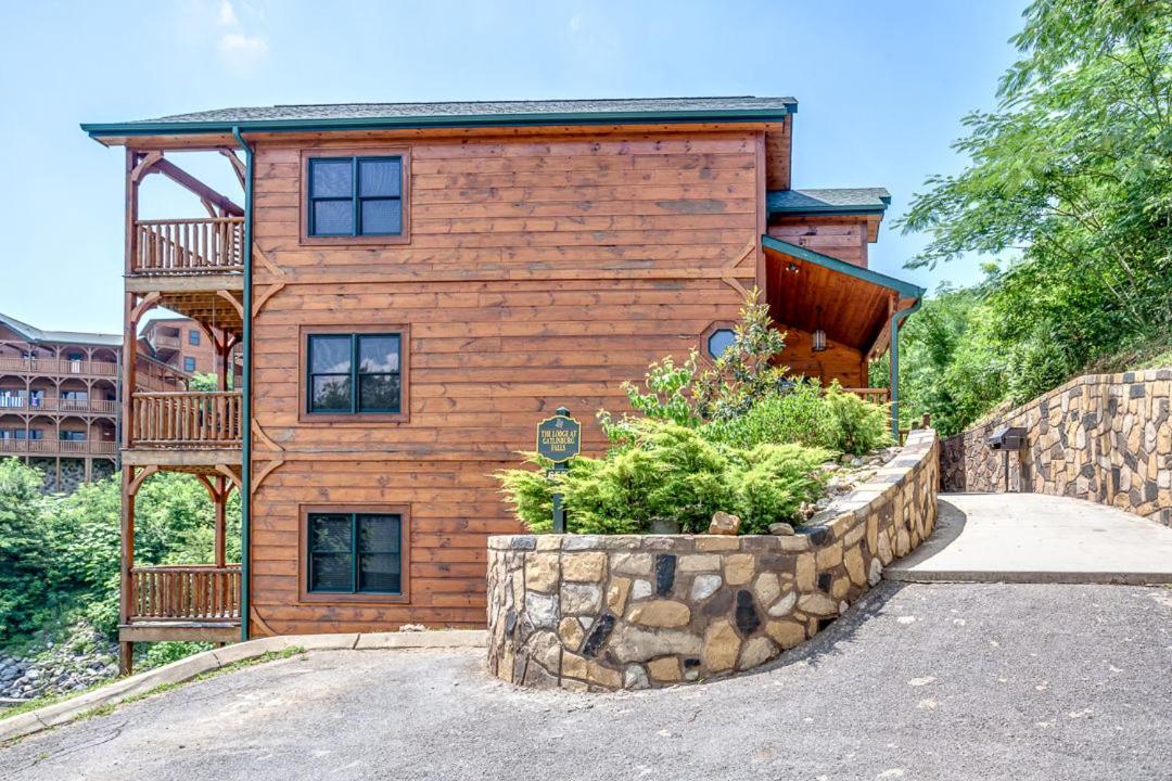 Gatlinburg Cabin with Private Hot Tub by Staycating - B&B