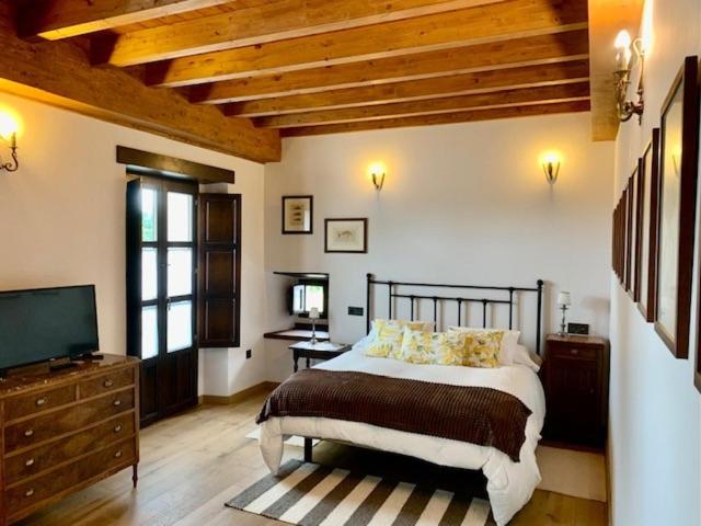 Deluxe Room (2 Adults + 1 Child)