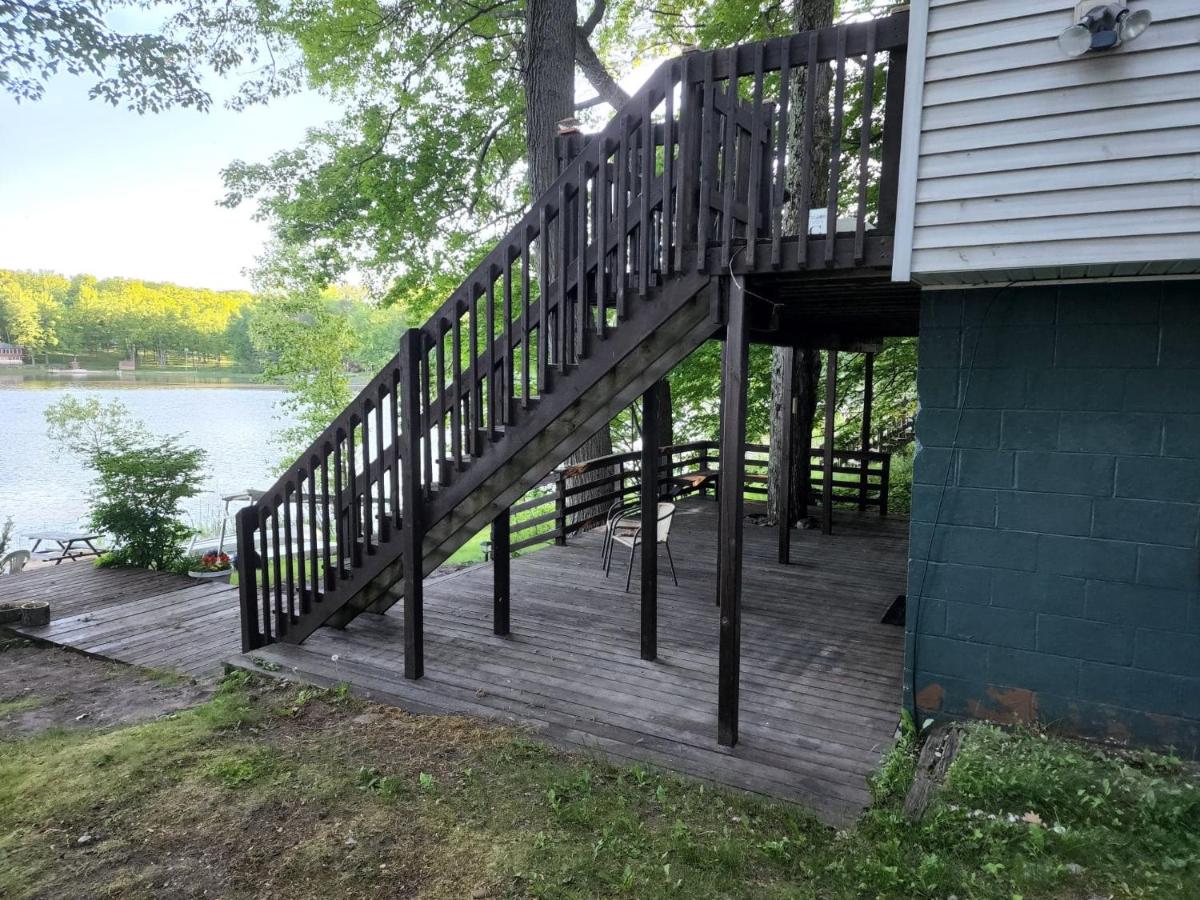 Lake Front Cottage on Private All-Sports Lake. - B&B