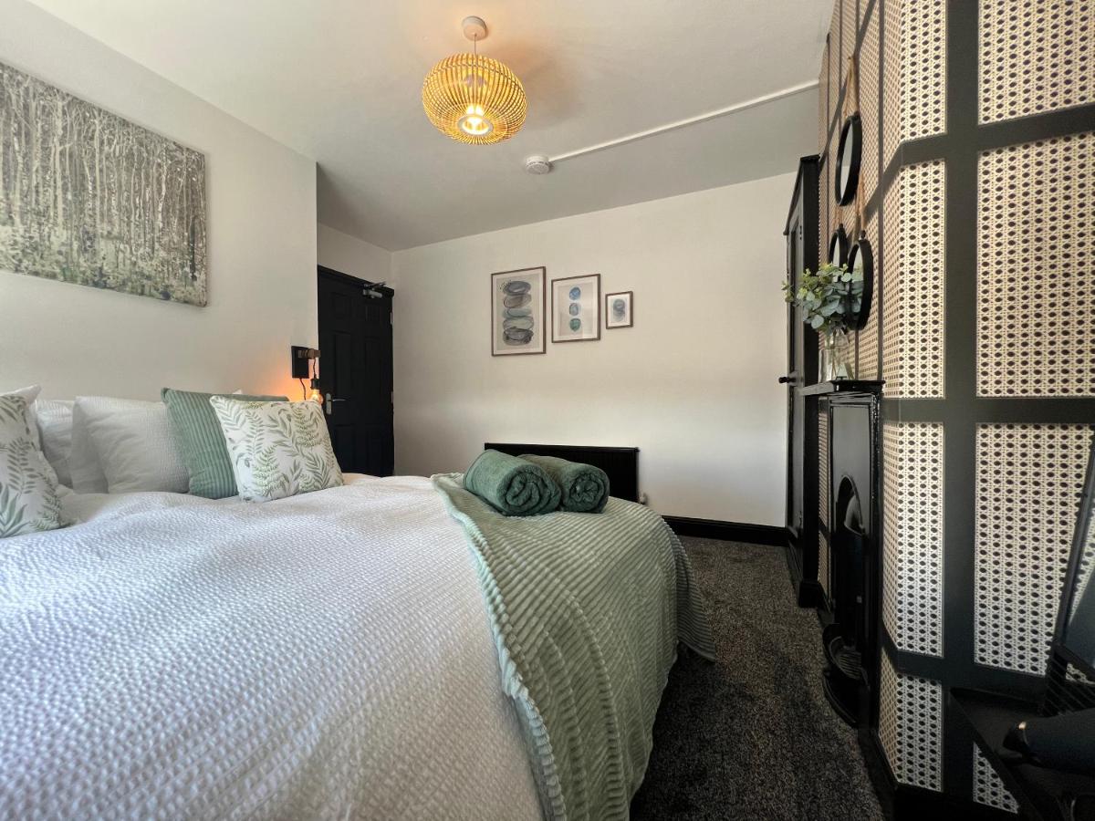 Modern mid terrace villa, Royston, Barnsley - B&B Royston