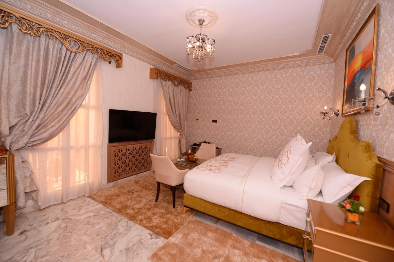 Suite mit Queensize-Doppelbett und Poolblick