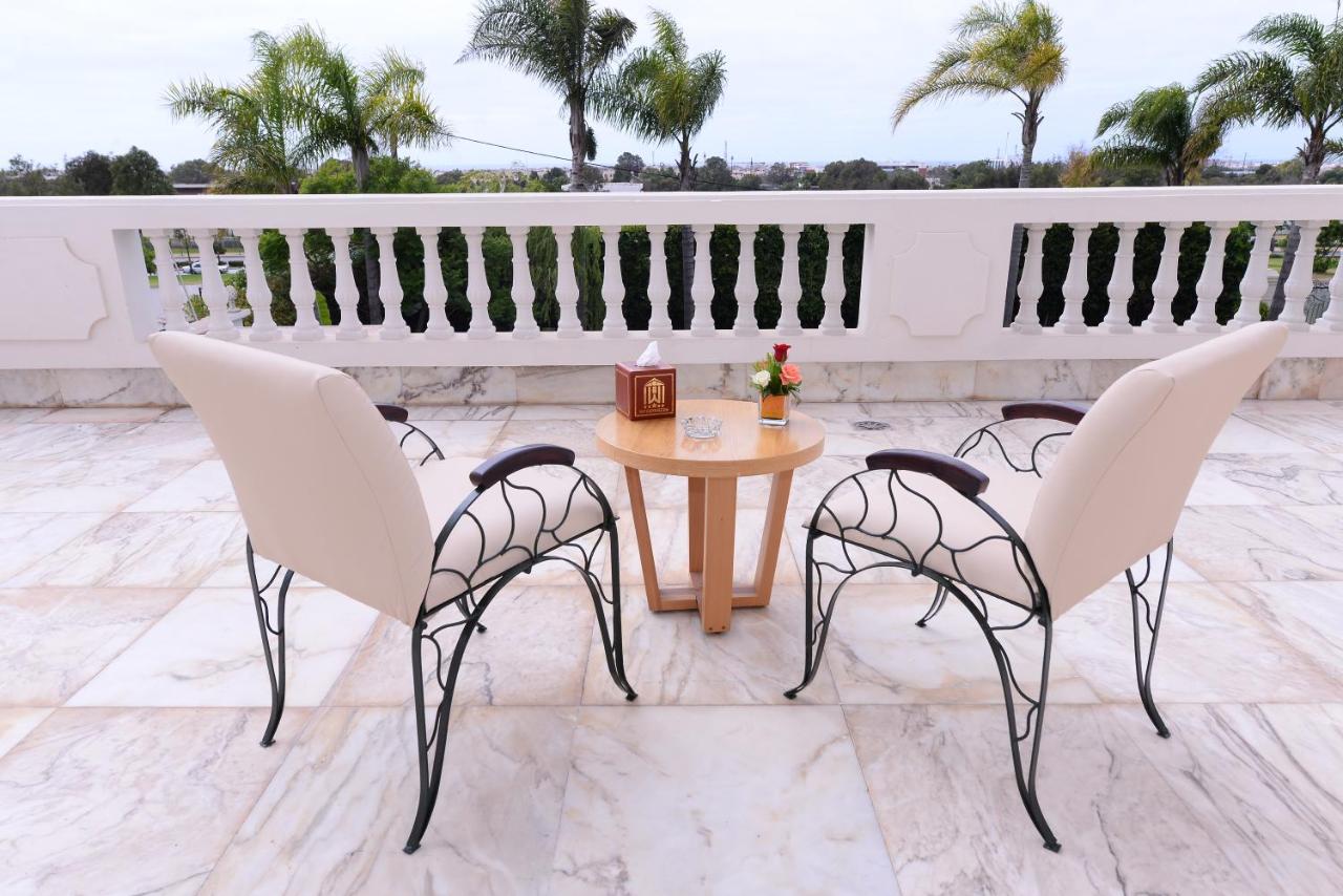 Habitación con cama extragrande y vistas a la piscina