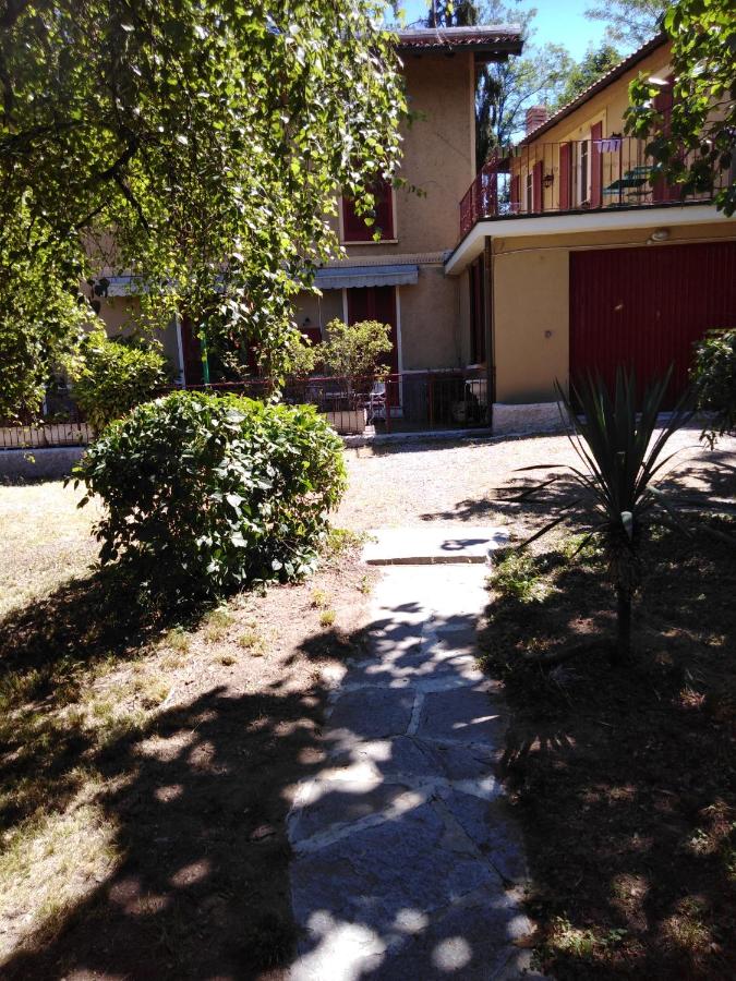 Villa Helios Holiday Home - Centre, Lake, 10' car - Free parking Self check-in Airco - Chambres d'hôtes Varèse