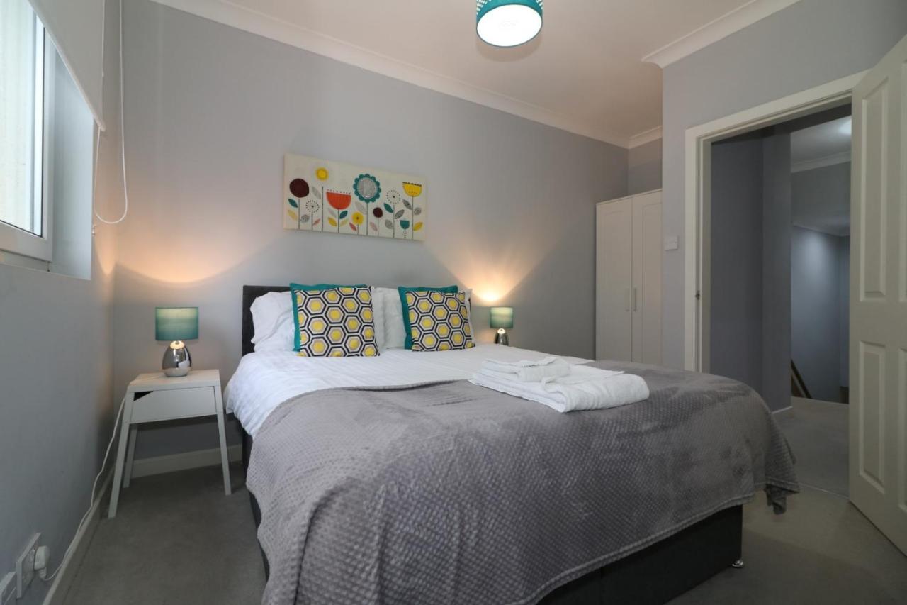 Signature - Moss View - B&B Govan