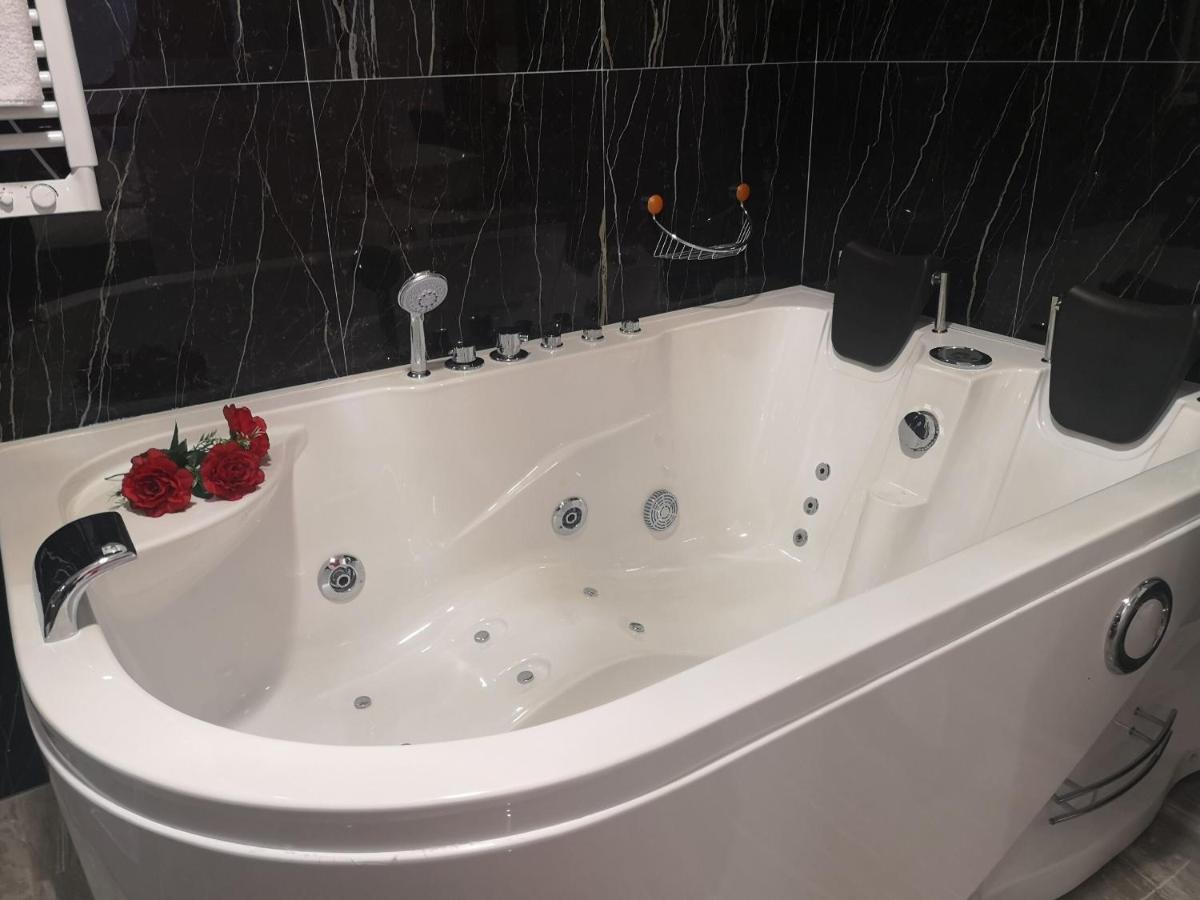 Zimmer mit Queensize-Bett und Whirlpool-Badewanne