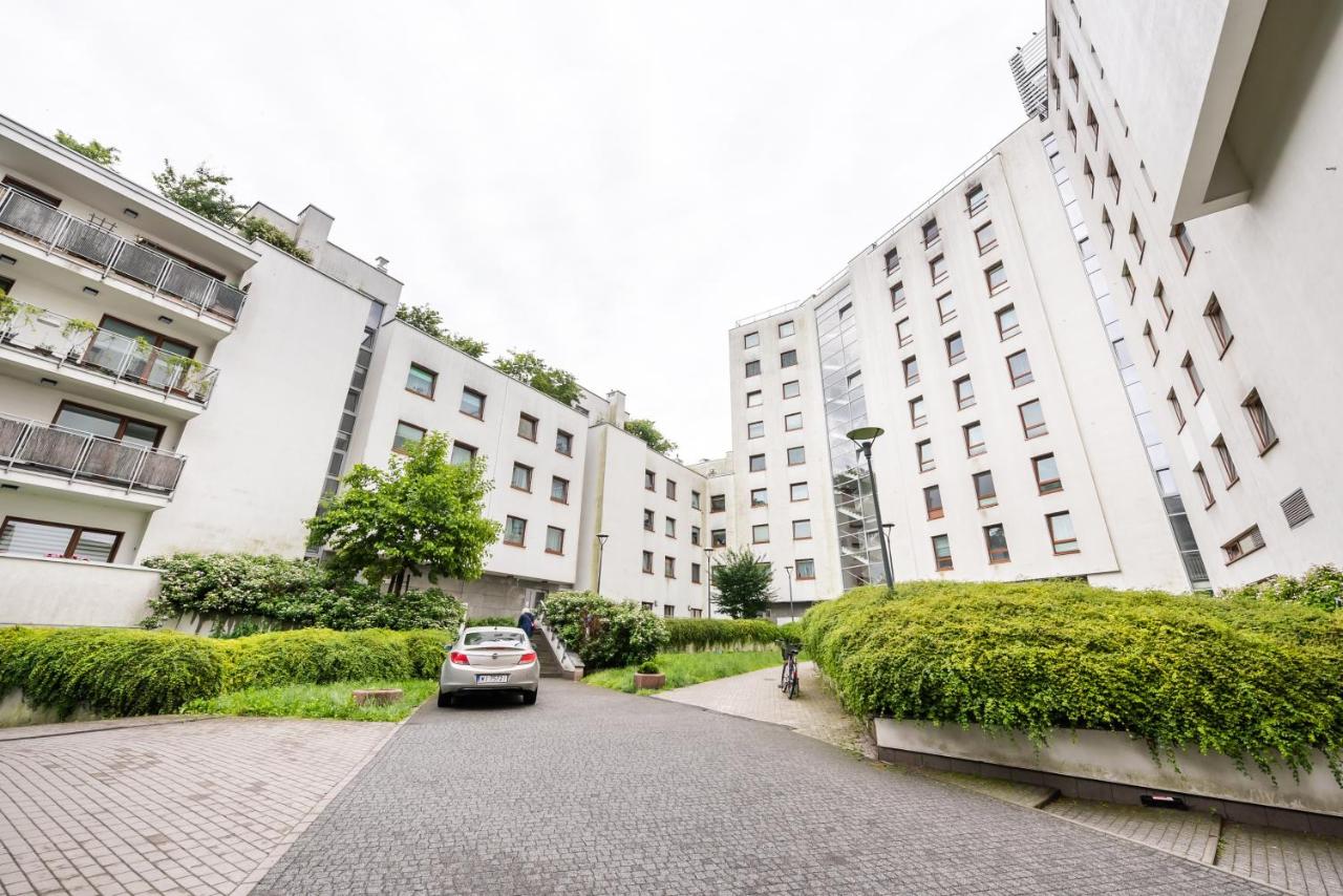 Metro Kondratowicza Spacious Apartment by BookingHost - B&B Warsaw