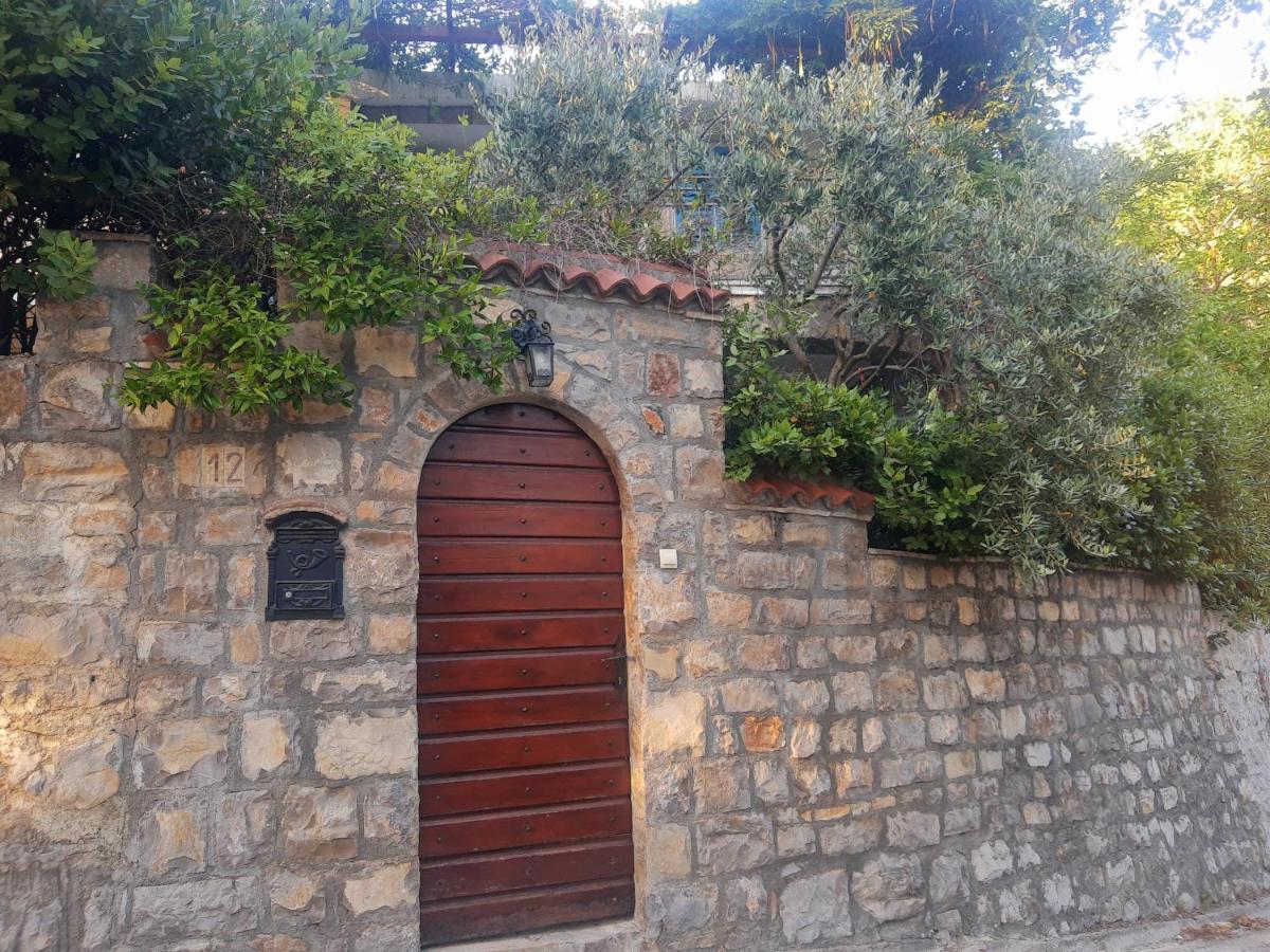 Sea-side Old Stone Villa with a private Garden - B&B Budua