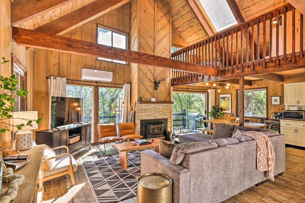Near Trails Cabin with 2-Level Deck in Twain Harte - B&B