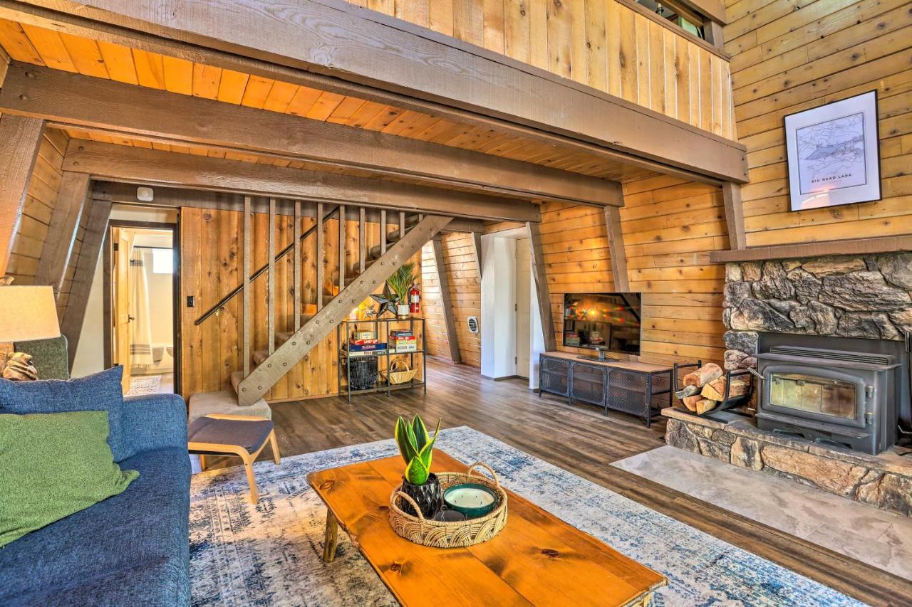 B&B Big Bear Lake - Charming Big Bear Lake Cottage with Deck Hike and Ski - Bed and Breakfast Big Bear Lake