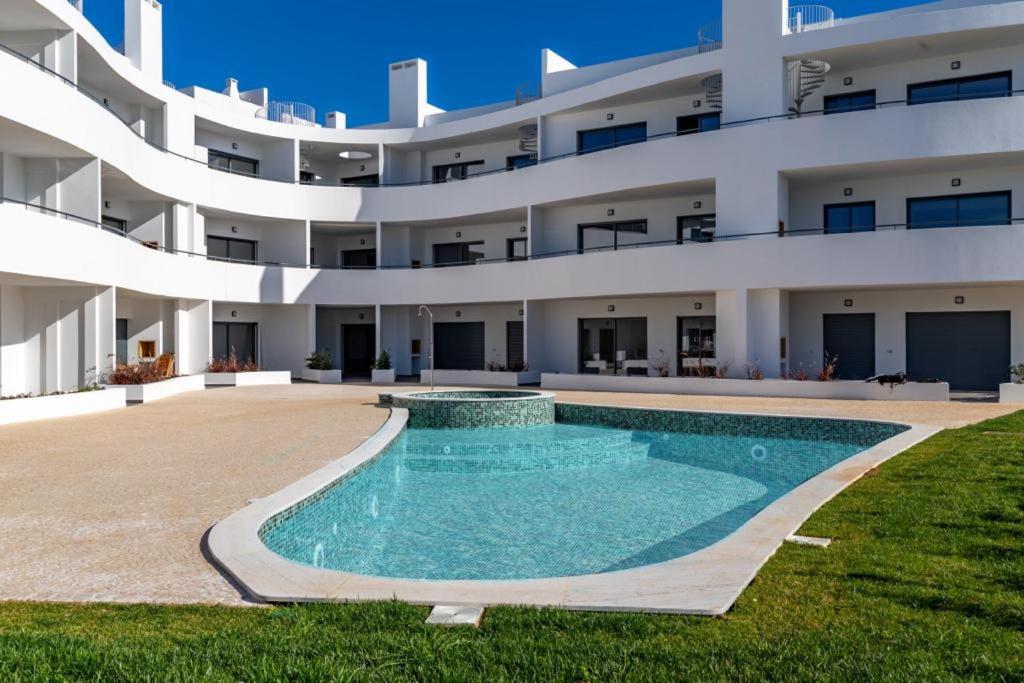 Luxury Two Bedroom Apartment with Private Roof Terrace and Hot Tub - Chambres d'hôtes Alvor