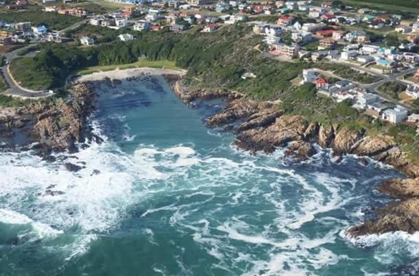 Casa Balena - Gansbaai seafront accommodation, back-up power - B&B