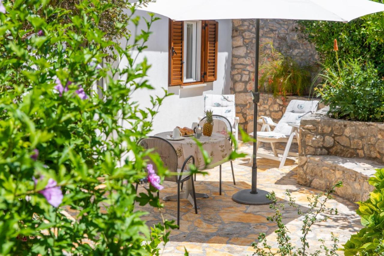 APARTMENTS JELENA SUPETAR - four apartments - a small house with a private yard - two-room apartment with a sea view - studio apartment - two-room apartment with garden view- free parking - B&B
