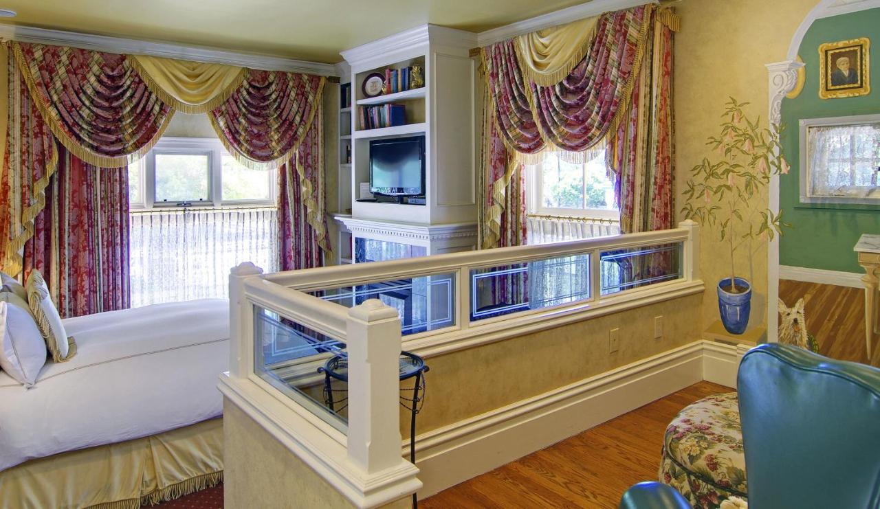 Queen Suite - Library