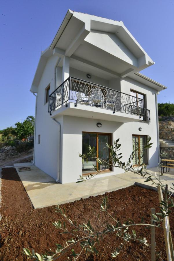 Boka horizont- villa with shared pool - B&B