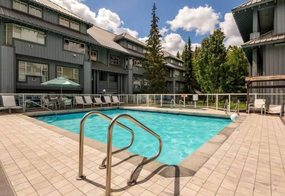 Ski-in Ski-out at upper village next to Fairmount Hotel In Whistler - B&B
