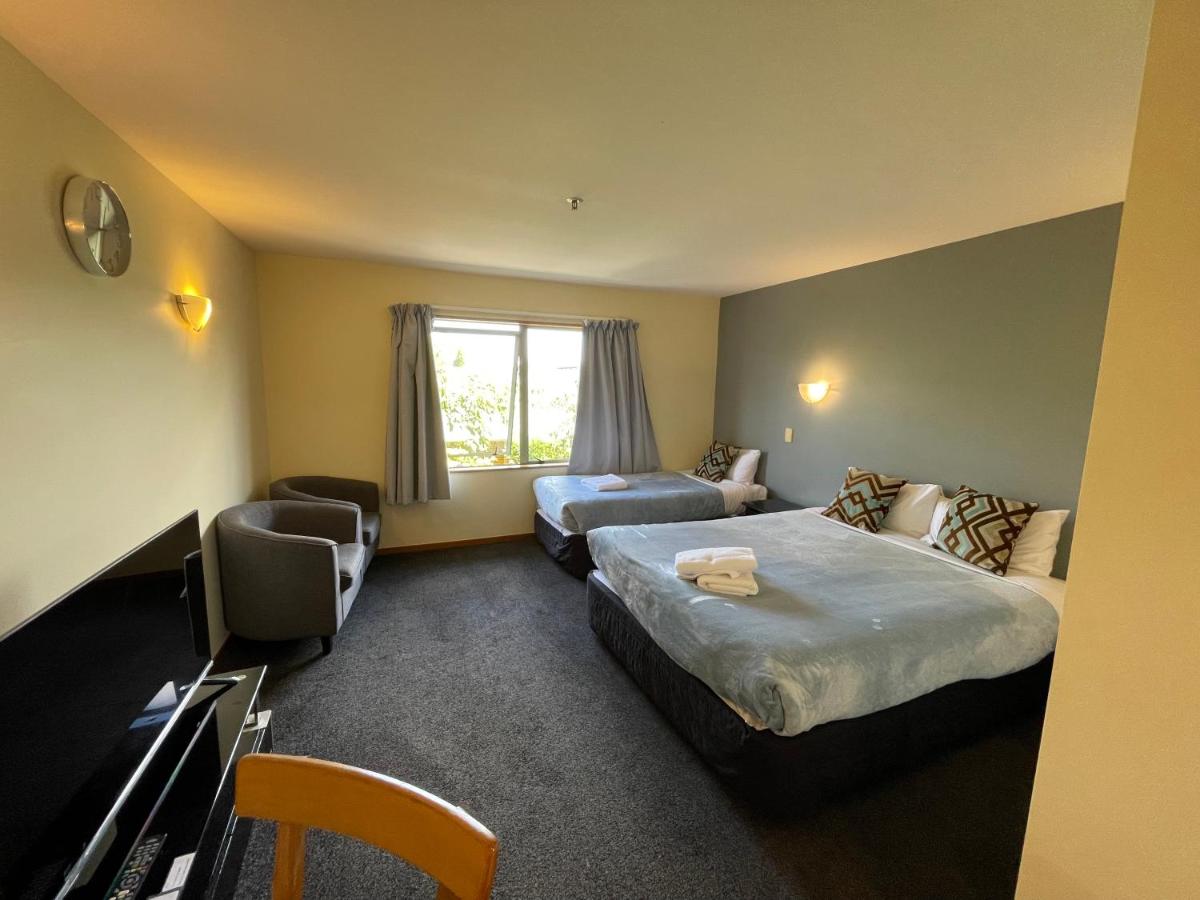 Triple Studio with Single and Queen Beds