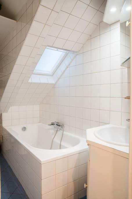 Spacious studio in Paris Hyper Center - Smart TV & WIFI - 4P - B&B