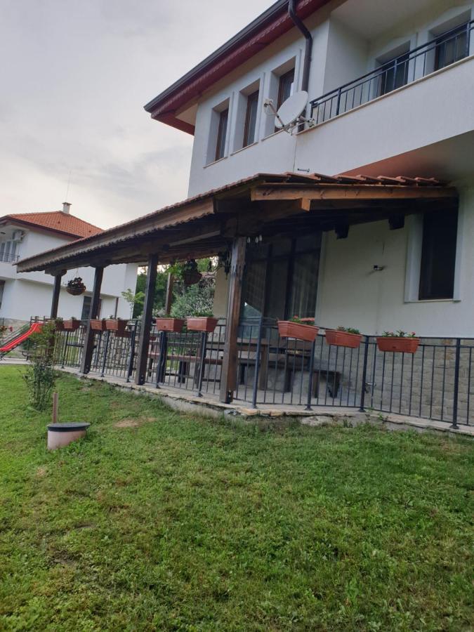 Бадевски рай-къща Любов - B&B Badevtsi