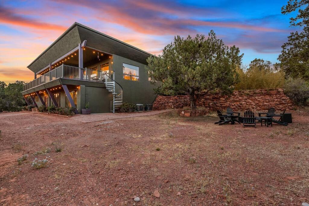 Close to Fresh Creek! Sleeps 12 ~ Amazing Views w/Serene Open Space ~ Hot Tub + Game Room ~ Trails outside - B&B