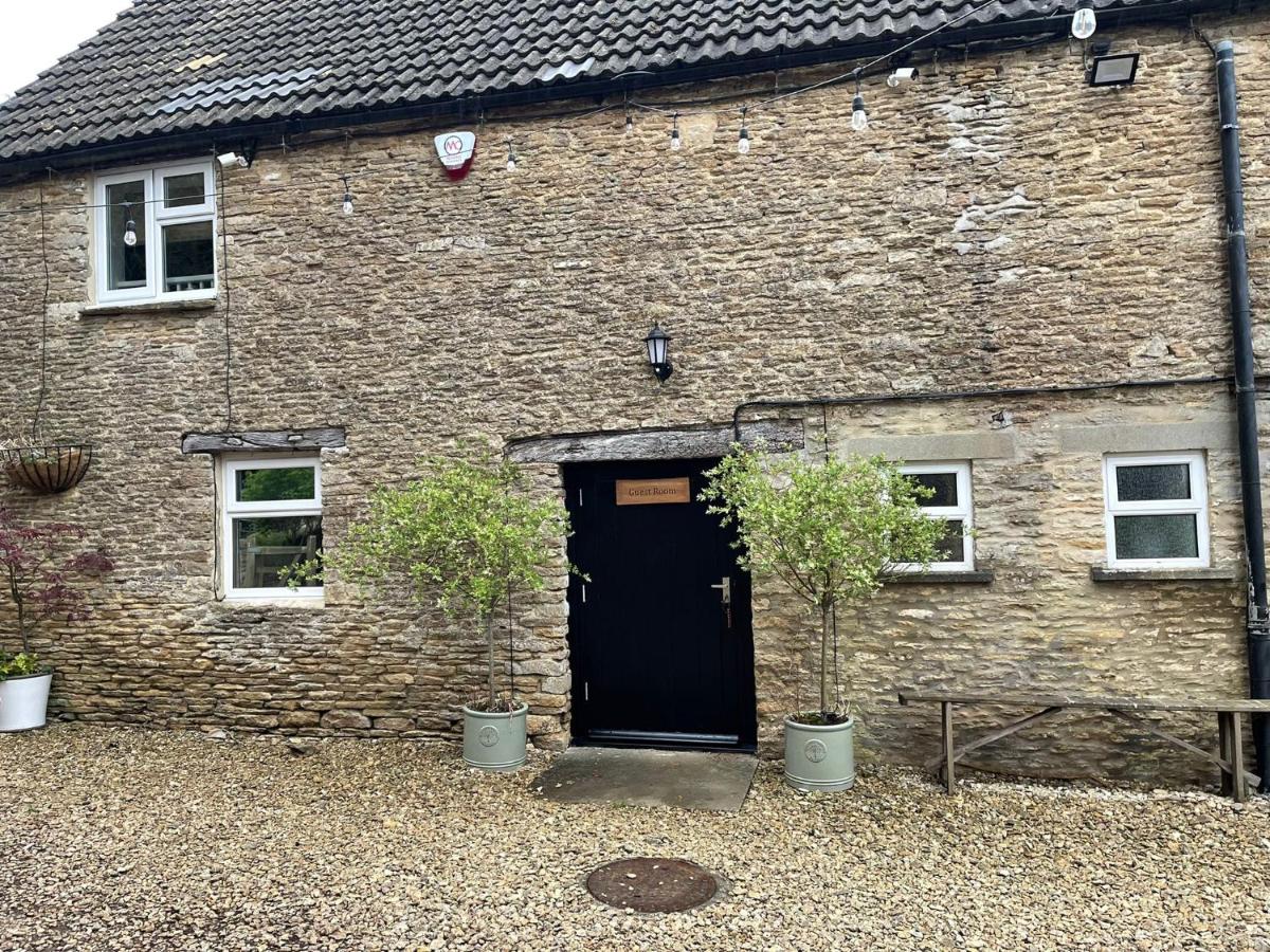 Trouble House - Bed and Breakfast