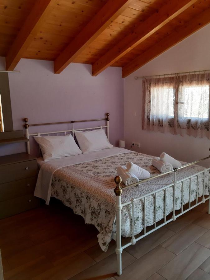 Traditional house in Akamatra square - B&B Akamátra