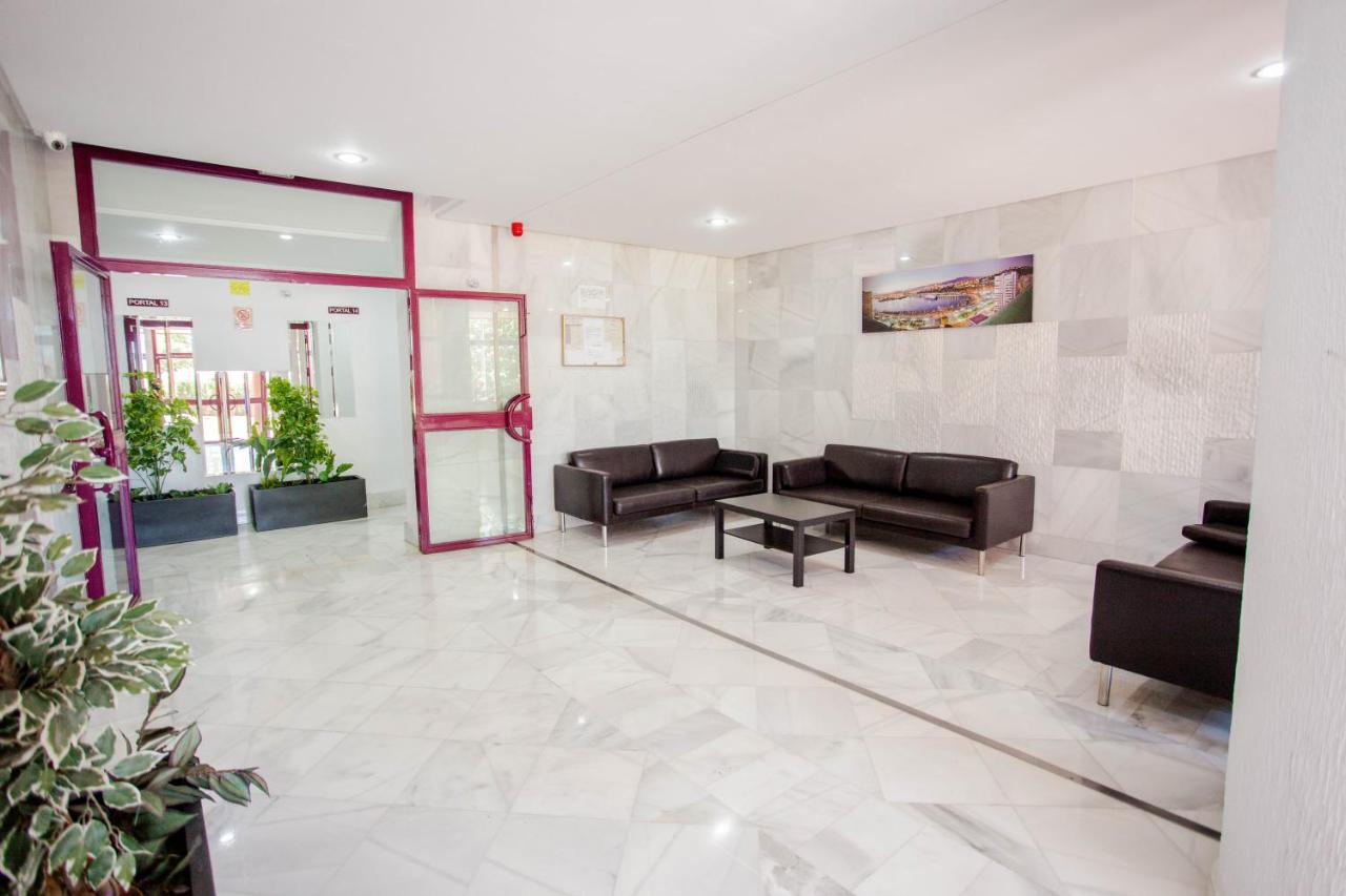 Sunstay Teatinos Flat III Malaga, Metro, Free Parking & Pool - Bed and Breakfast Málaga