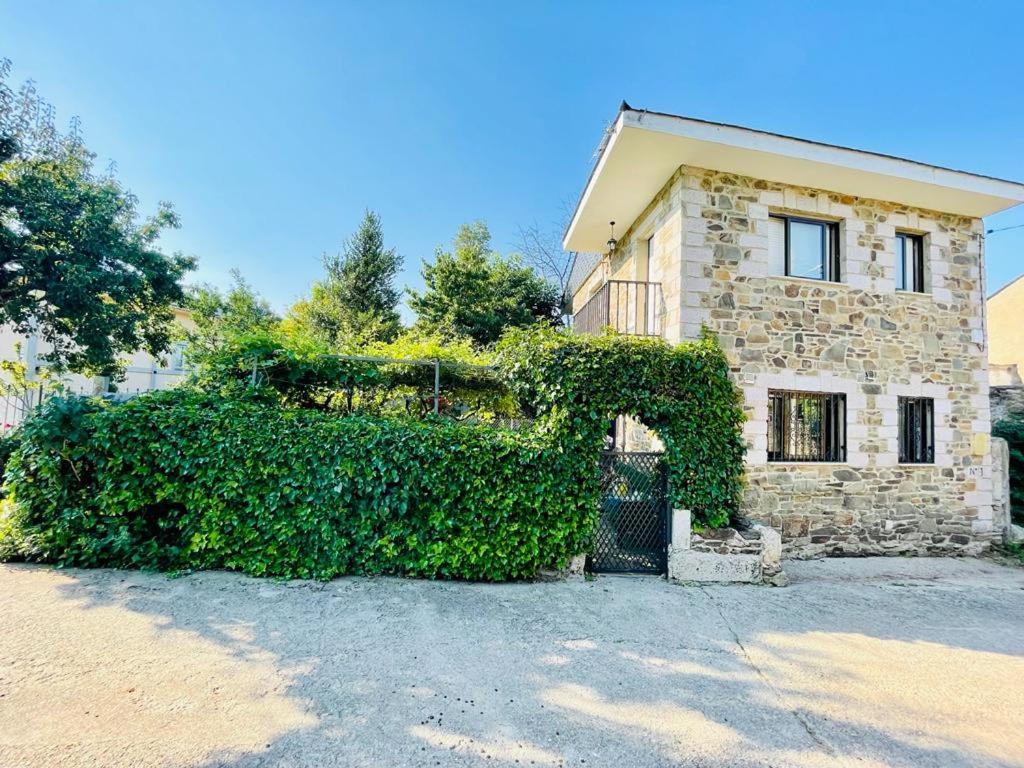 Agradable casa con chimenea, en zona tranquila de Sanabria - Bed and Breakfast Barrio de Lomba