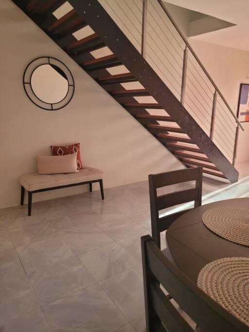 Tranquil 2 bedroom townhouse in Discovery Bay - Chambres d’hôtes Discovery Bay