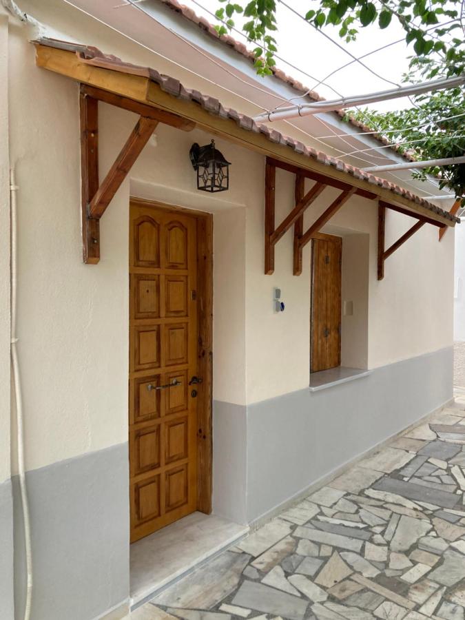 Catalina's house -Μικρή εξοχική κατοικία με αυλή & parking - B&B