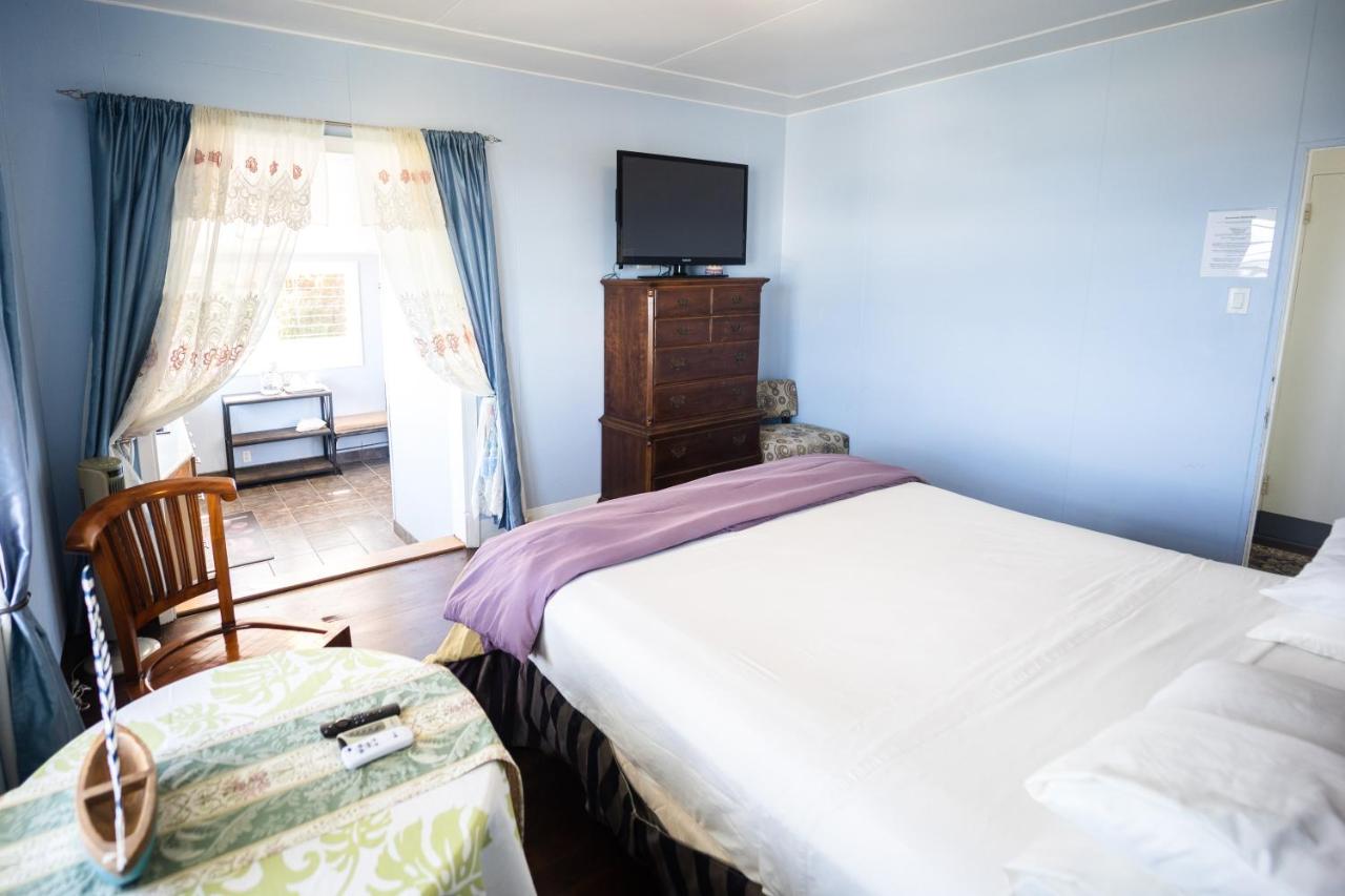 Habitación con cama extragrande y bañera de hidromasaje