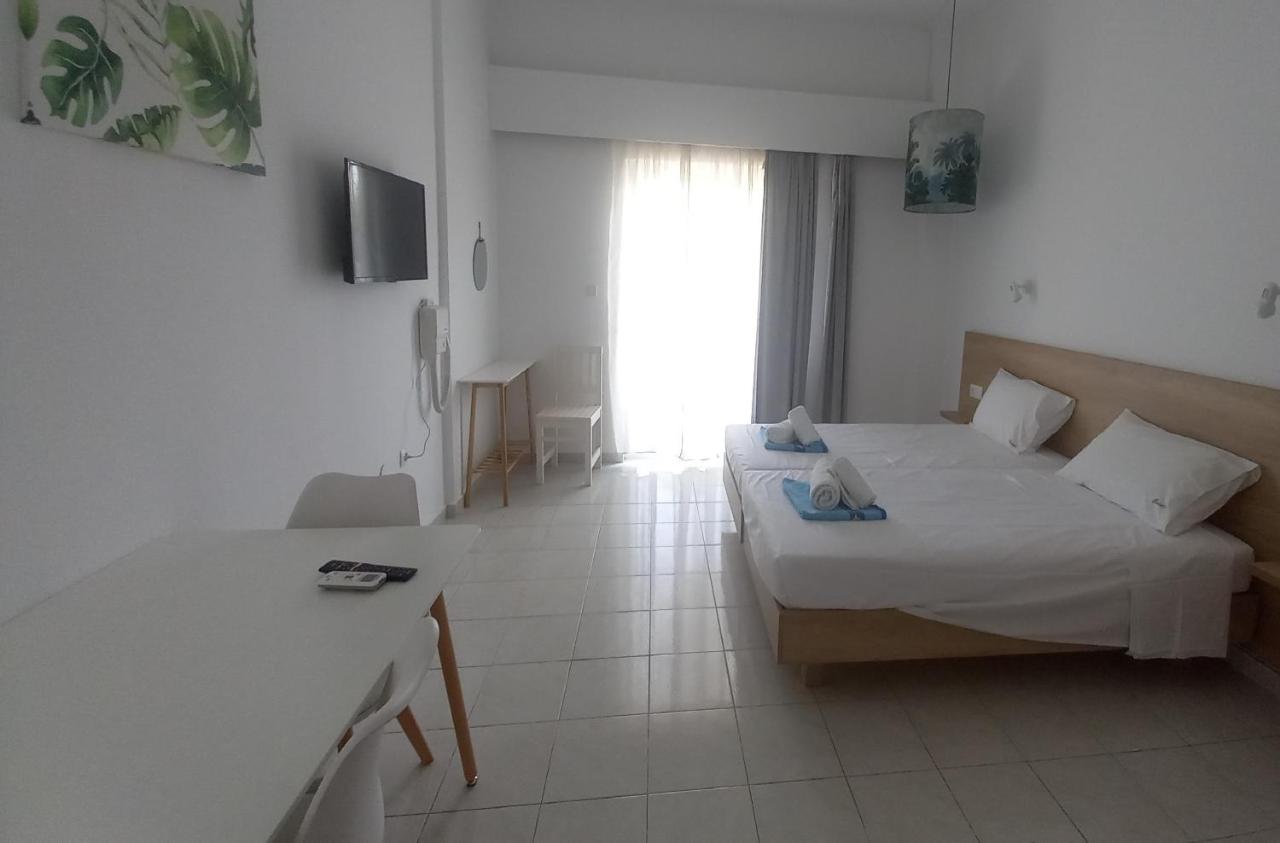 Zweibettzimmer mit Poolblick