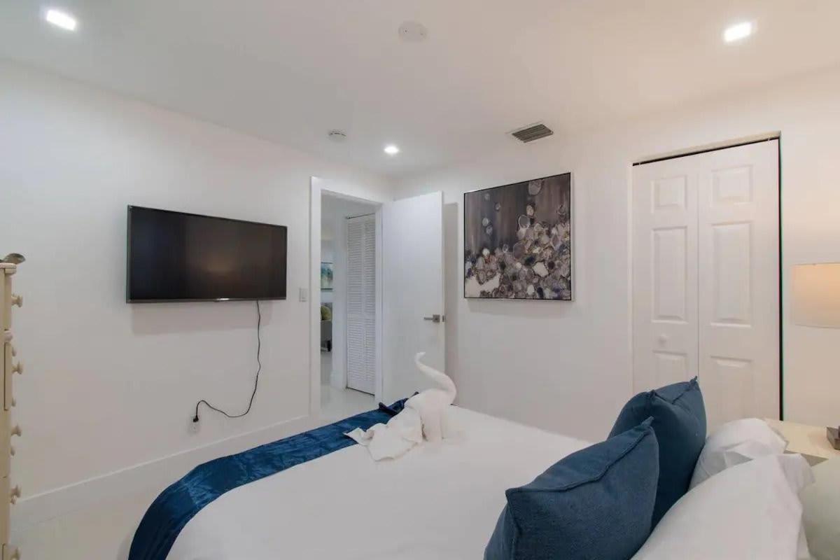 B&B Fort Lauderdale - RENOVATED 2 Bd with Private Hot Tub 6 min to HARDROCK CASINO - Bed and Breakfast Fort Lauderdale