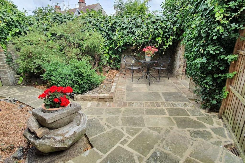 B&B Kent - Beautiful 1 bedroom cottage with courtyard. - Bed and Breakfast Kent