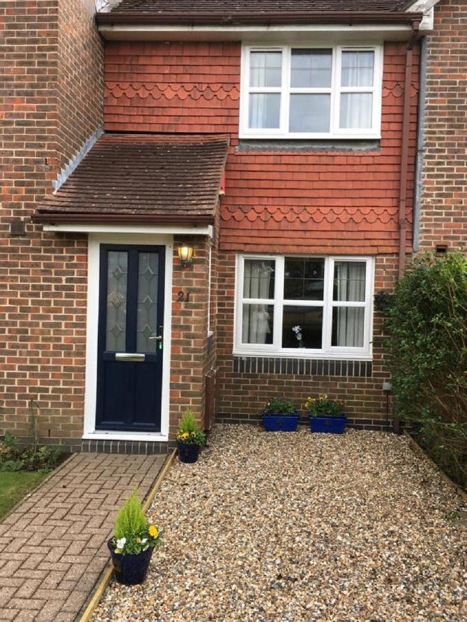 B&B Roffey - KB21 Attractive 2 Bed House, pets/long stays with easy links to London, Brighton and Gatwick - Bed and Breakfast Roffey