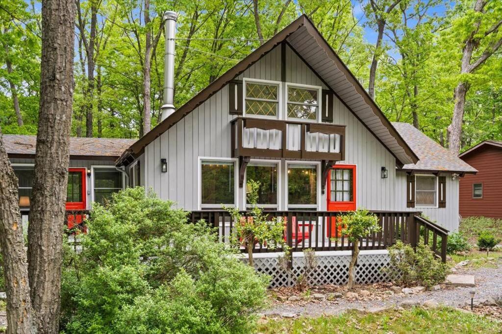 B&B McGaheysville - The Gingerbread House: 4 BR chalet, w/ Sunroom/Deck, sleeps 12, modern amenities - Bed and Breakfast McGaheysville