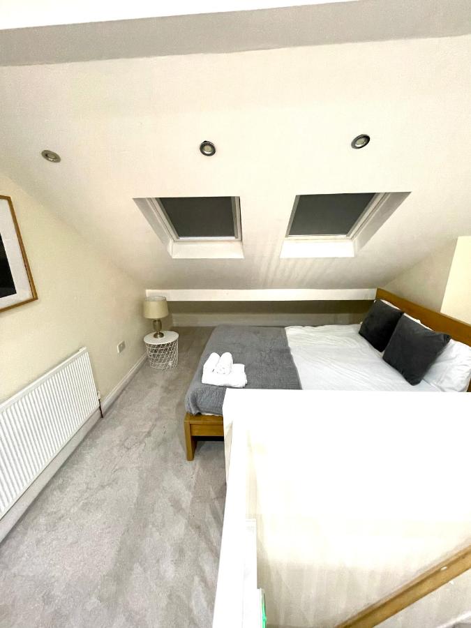 B&B Coventry - Coventry Large Sleeps 5 Person 4 Bedroom 4 Bath House Suitable for BHX NEC Solihull Rugby Warwick Contractors Ricoh Arena NHS Short & Long Business Stays Free Parking for 2 Vehicles, Close to City Centre High Speed Wifi - Bed and Breakfast Coventry