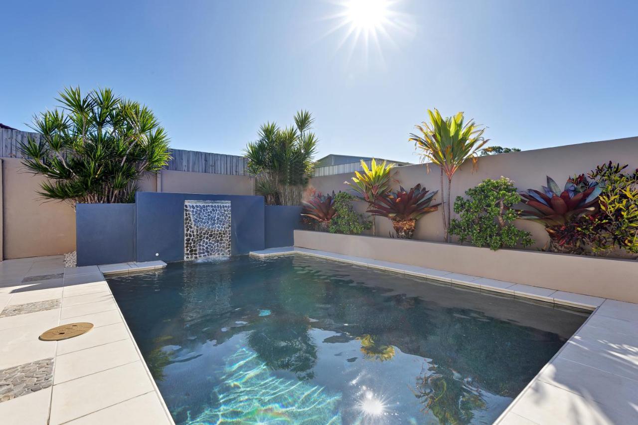 B&B Caloundra West - Pet Friendly 5 BR Family Home w Pool at Caloundra - Bed and Breakfast Caloundra West